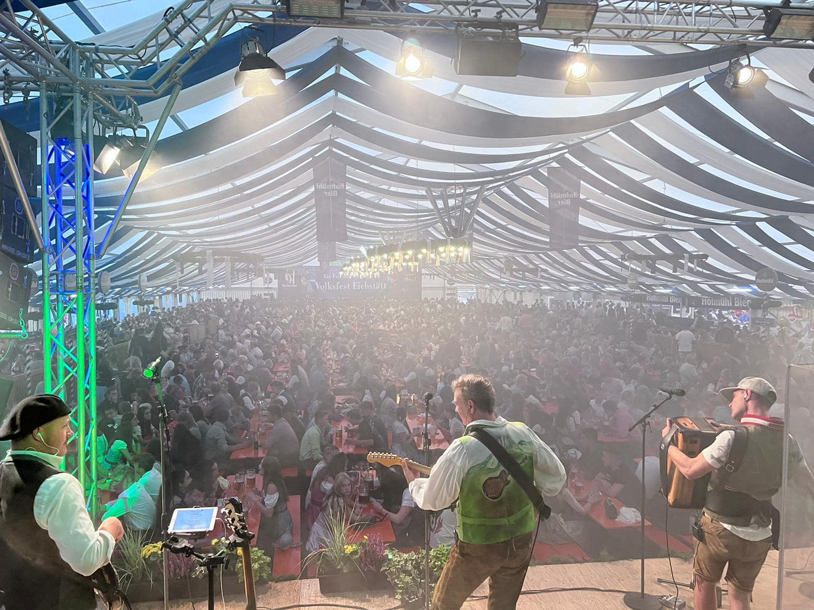 Bühne und Publikum bei einem Live-Auftritt