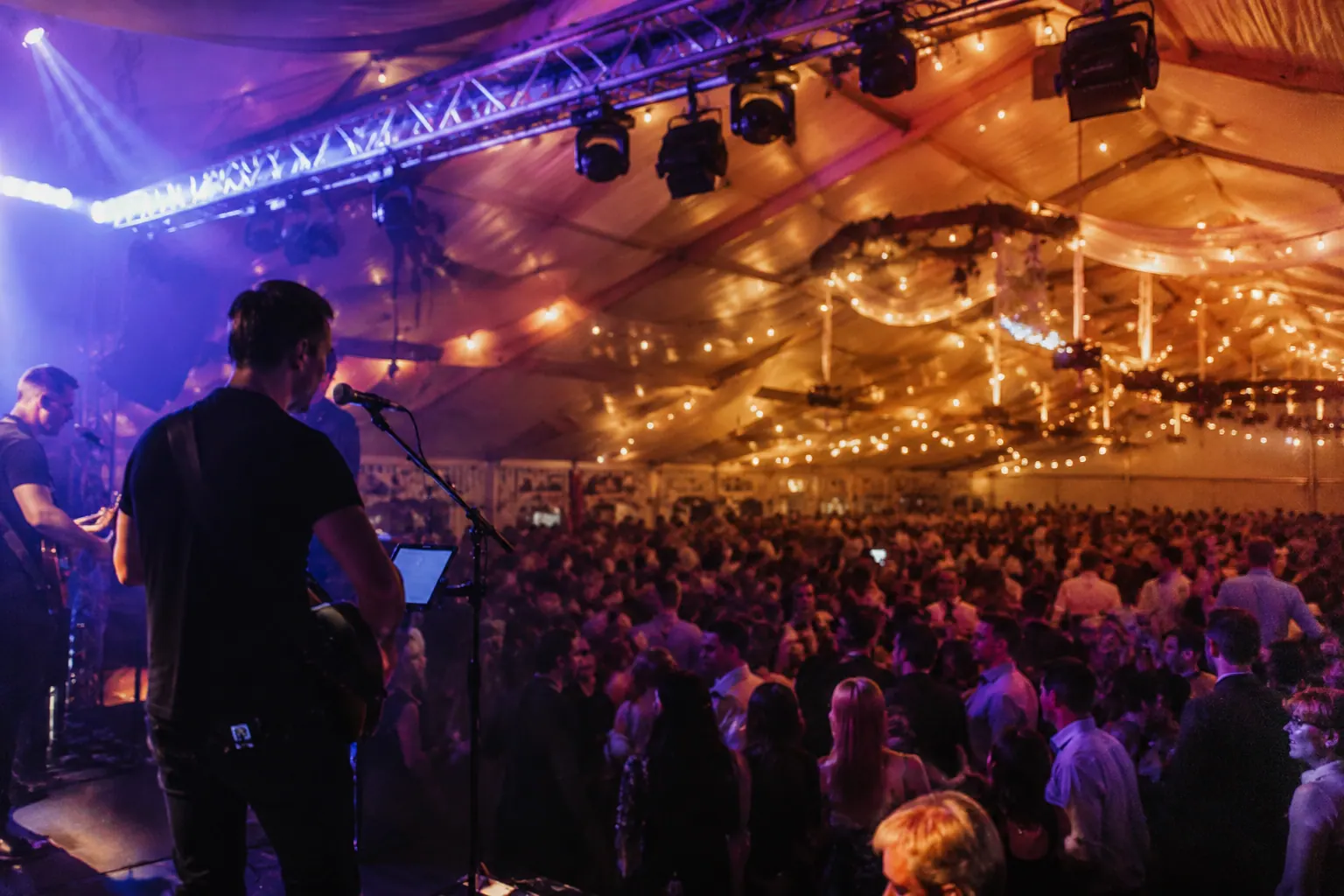 Liveband vor großem Publikum bei einer Veranstaltung